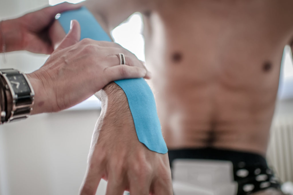 Kinésithérapie sportive — pose de tape